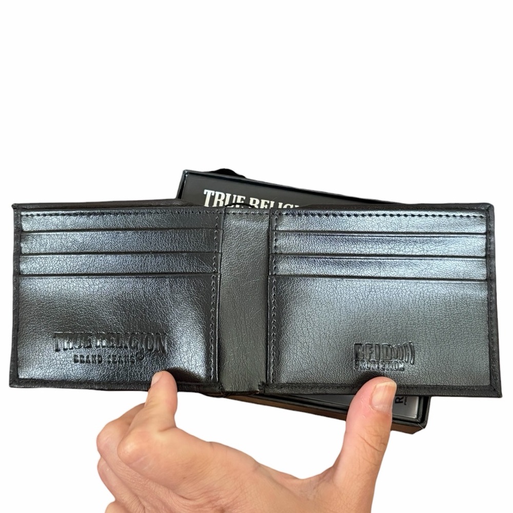 True Religion wallet New with tags in
Box gift - Picture 4 of 6